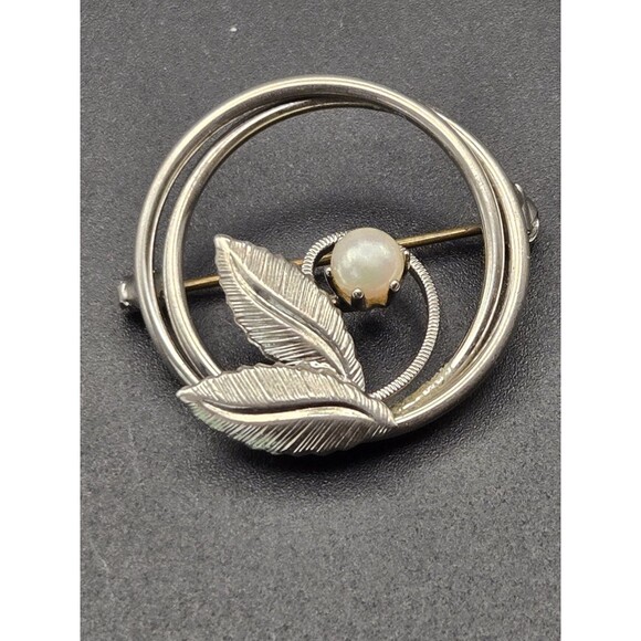 Round Silver Tone Brooch With Silver Leaf and Pearl - Picture 2 of 8